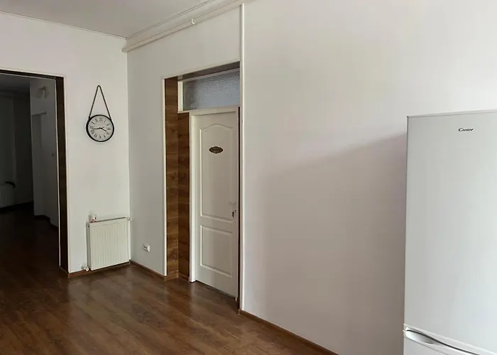 House Of Tourists Garden And Бухарест