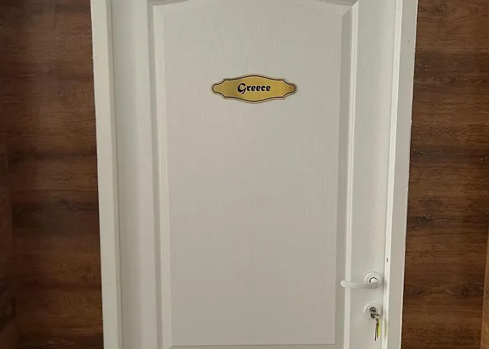 House Of Tourists Garden And Проживання в сім'ї *