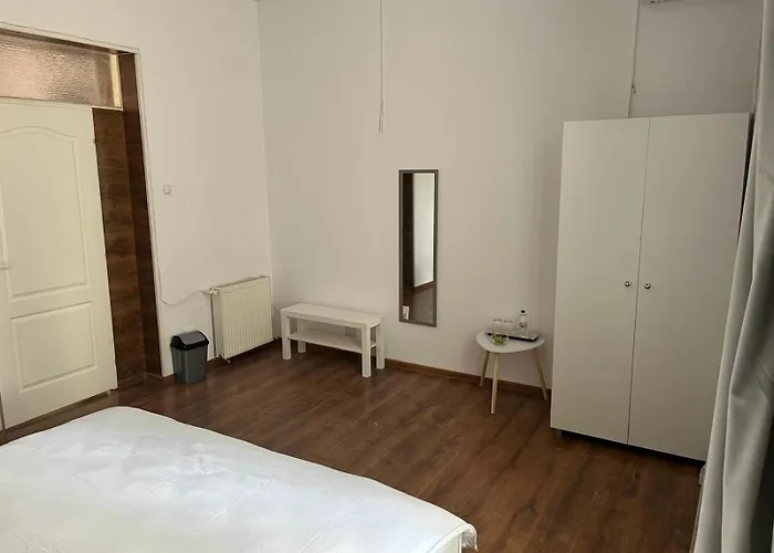 House Of Tourists Garden And Проживання в сім'ї Бухарест