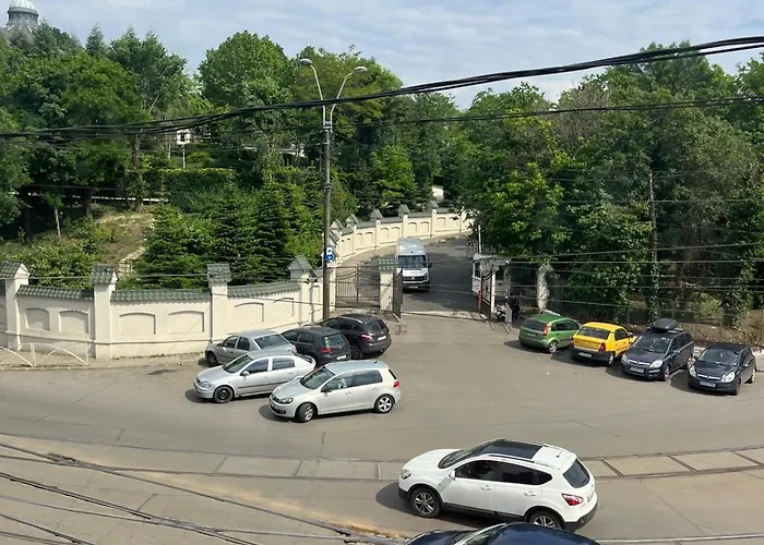 House Of Tourists Garden And Bukarest