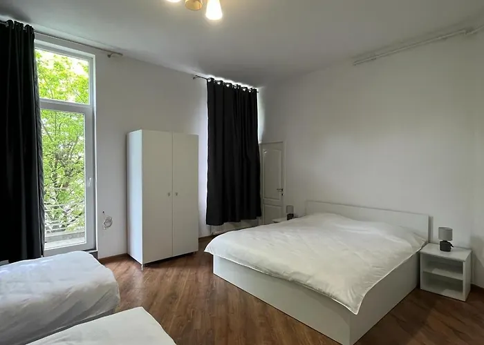 House Of Tourists Garden And * 布加勒斯特